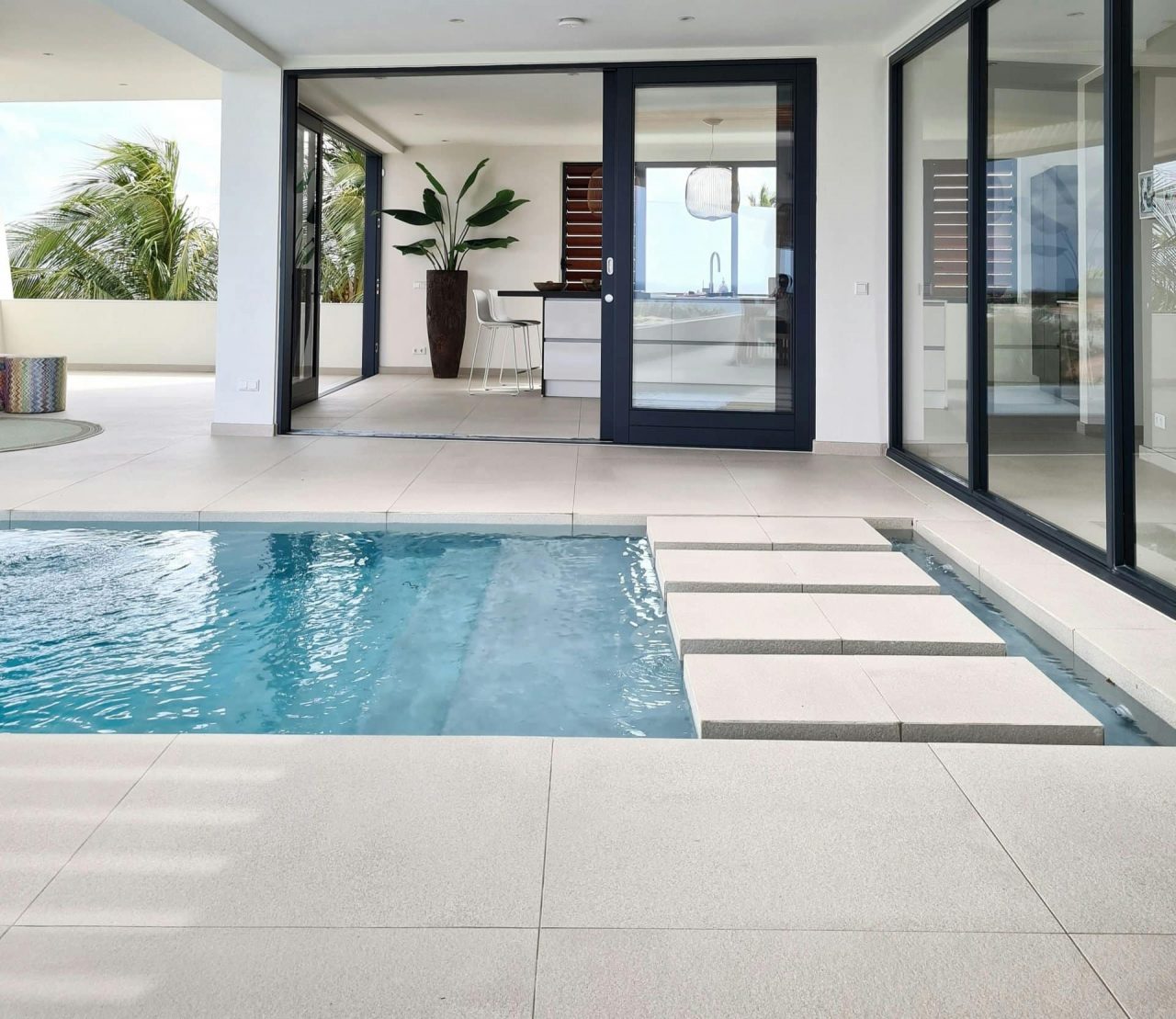 Terrasse de piscine en carrelage