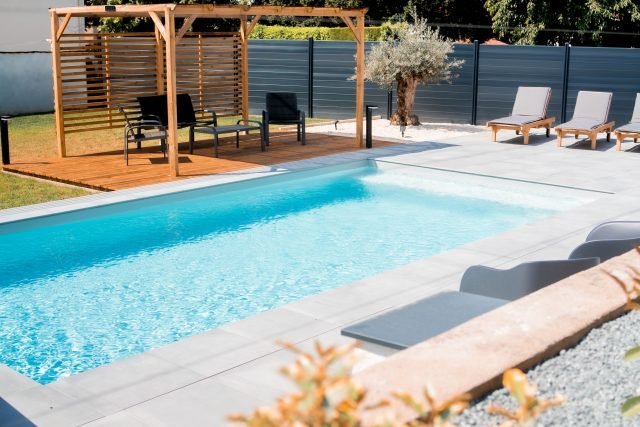Piscine à fond plat ou incliné